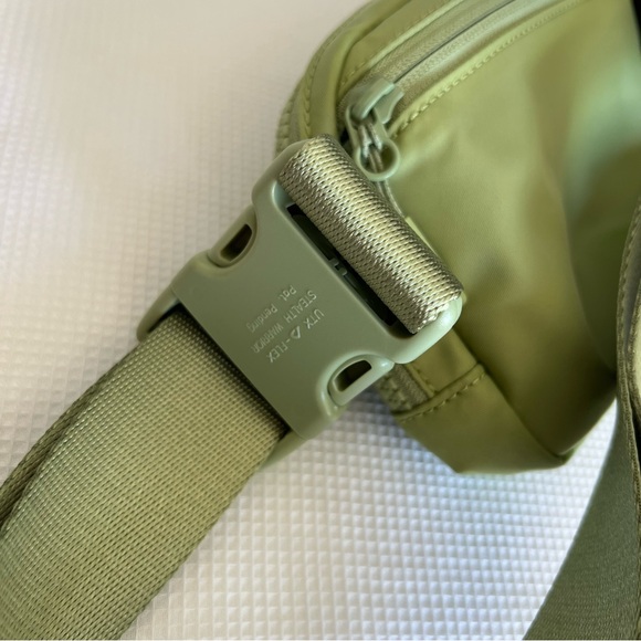Lululemon Belt Bag 1L Edamame Green - Picture 8 of 12